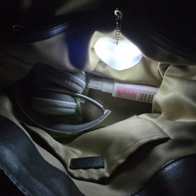 Ciondolo LED a attivazione tattile per zaini, borse e chiavi | HEARTIGLO